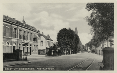600266 Gezicht in de Hoofdstraat te Driebergen ter hoogte van het postkantoor-gemeentehuis uit het noordwesten. N.B. De ...